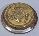 Condecoração naval com pesado relevo em bronze, base em madeira e placa em prata. Med.