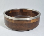 JEAN DOBRÉ para TROPIC - ART - ANOS 60 - Saladeira em madeira nobre, borda em metal. Fundo assinado e etiqueta numerada. Med.
