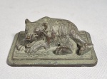 Antigo e pequeno peso de papel alemão em bronze, no formato de urso. Circa de 1900. Med.