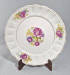 Antigo prato em porcelana nacional decorado com rosas e frisos dourados. Marca no verso. Med.