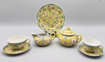 Lote com peças em porcelana chinesa, sendo: duas xícaras de chá, um açucareiro, cremeira e um prato. Medida maior: