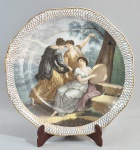 D&D - Medalhão em porcelana decorada com cena clássica de ninfas e frisos dourados. marca no verso. Med.