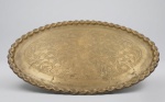MARROCOS - Enorme bandeja marroquina de banquete em latão, martelado, cinzelado e burilado a mão. Bordas onduladas. Ideal para mesa bar ou mesa de centro. Med. 101 x 64 cm