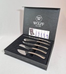 conjunto de facas de queijo Wolff vem em um exclusivo e elegante estojo. São 5 facas fabricadas com aço inox de alta qualidade.Especificações:Marca: Rojemac;Coleção: Wolff;EAN: 78957099867;Código fabricante: 9986;Código interno Lelé da Cuca: 80694;Contém 1 caixa com 5 facas;1 Faca Multiuso - 620g - 26,8;1 Faca Para Queijos moles - 820g - 22cm;1 Faca Para Queijo Duro - 780g - 22cm;1 Faca Para Queijos Cremosos - 820g - 22,3cm;1 Faca Para Queijo Parmesão - 760g - 20cm;Material: aço inox;Peso embalado: 1,2Kg;Medidas da caixa: 31x25x4cm;Cor: prata;