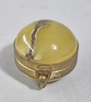 Antiga caixa italiana porta comprimidos esférica em pedra Ônix verde e detalhes em metal dourado. Med.