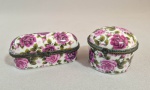 NAV PORTUGAL - Lote com 2 antigas e delicadas caixas em porcelana portuguesa, decoradas com rosas e estrutra em metal dourado. Medida maior: 8 x 4 e 5 x4 cm