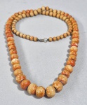 Antigo e comprido colar com esferas grandes e descrescentes em antigo Coral e discos espassadores em prata de lei. Possivelmente dita: "Joia de Crioula". Manchas e marcas de uso. Med. 92 cm