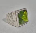 Anel em metal folheado com pedra central verde na cor turmalina. Aro