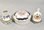 lote com 3 caixas em porcelana, sendo uma redonda, uma no formato de sino e outra cesta. Med.