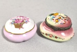 Duas antigsa caixas em porcelana, uma delas Limoges, decorada com rosas, flores e pássaros. Detalhes em metal dourado. Med.