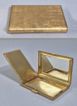 Anos 40/50 - Antiga e pequena caixa para maquiagem suiça, folheada a Ouro, com espelho no interior e compartimento com tampa. Marcado: Made in Swatzland.