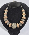 MARROCOS - Antigo colar etnico em metal cinzelado e contas em terracota moldada. Med.