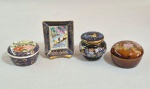 Lote com 4 peças em porcelana, sendo 3 caixinhas e um mini porta retrato com pinturas. Medida maior 6 x 5 cm.