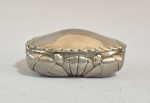 Antiga caixa colecionável porta comprimido, em metal, no formato de caranguejo. Med. 5.5 x 4 cm