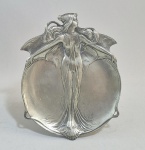 Achille Gamba ( 1881-1944) - Bandeja porta-joias - dama borboleta18 x 14 cm, cor cinza, assinado com selo do artista e numerado. estanho / Britannia Metal . ---- https://share.google/pTLdHr76QP8XUKBL8  ---https://www.artofpewter.com/productpage.asp?pid=3086&lingua=u  ----- https://davidduggleby.com/auctions/2607/Antique-Decorative-Objects/162551/