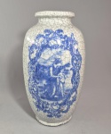 Antigo e pesado vaso em cerâmica portuguesa, Séc.XIX, esmalte branco craquelado, decorado com medalhão azul com figura de ninfa e criança. Med.  40 cm