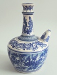 Antigo e bojudo Kendi em porcelana oriental azul e branca, ao gosto Ming. Periodo indeterminado. Med. 37 cm. Possui discreto fio de cabelo com restauro.