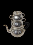Soppil.. Conjunto em metal espessurado a prata, composto de bule, leiteira e açucareiro. Medindo; 17cm.
