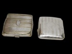Duas antigas cigarreiras inglesas, produzidas em metal espessurado a prata. Medindo 8,5x6,5 cm e 9x7,5 cm.