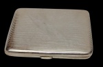 Antiga cigarreira em alpaca, produzida em metal espessurado a prata, medindo 9x8 cm.