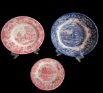 Lote contendo três pratos em faiança inglesa, produzidos em porcelana, com decoração em cenas campestres nas tonalidades azul e rosa. Um dos pratos apresenta discretas marcas do tempo. Medidas: 16 cm / 23 x 4 cm / 25,5 cm.
