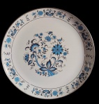 Medalhão / prato de bolo em porcelana esmaltada na cor branca, decoração floral em tons de azul. Medindo: 40 cm.