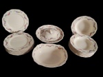 England. Conjunto em faiança inglesa, composto de 1 sopeira, 10 pratos fundos, 9 pratos rasos e 1 travessa funda, com bordas recortadas e delicada decoração floral policromada distribuída ao longo das abas. totalizando 21 peças.