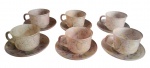 Conjunto com 6 xícaras de chá com pires, produzidas em vidro, com decoração marmorizada em suaves tonalidades rosadas, lilases e âmbar. Uma das xícaras apresenta fio de cabelo.