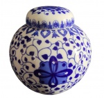 Potiche produzido em porcelana, da marca Gemer, acompanha base de madeira, medindo 16x16cm e base 12,5 x 3,5cm.