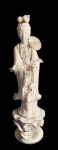 Antiga escultura oriental, produzida em porcelana branca, representando figura feminina. Medindo 45 x 12cm.