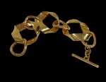 Belo bracelete, produzido em metal dourado, diâmetro 20cm.