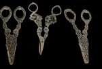Lote contendo 3 tesouras em metal espessurado a prata, com cabos ricamente ornamentados em relevo com motivos florais e vegetalistas, apresentando lâminas afiladas e acabamento decorativo. Medidas: 14 x 5 cm / 13,3 x 7 cm.