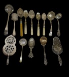 Lote contendo 14 pequenos talheres de serviço, de modelos diversos, produzidos em materiais, marcas e procedências variadas, incluindo peças em metal espessurado a prata, algumas com cabos ornamentados e detalhes em madrepérola. Conjunto composto por colheres, espátulas e utensílios para servir, com trabalhos vazados e relevos decorativos. Medidas variadas.