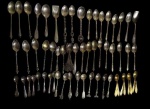 Lote contendo 63 colheres para chá e café, produzidas em metal espessurado a prata, de modelos, acabamentos, marcas e procedências variadas, incluindo exemplares com cabos lisos, torsos e ricamente ornamentados em relevo. Medidas variadas.