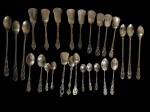 Lote contendo 28 colheres de modelos diversos, sendo 6 colheres para suco, 1 colher para chá e 5 colheres para café, produzidas em materiais variados, incluindo exemplares em metal espessurado a prata, com cabos lisos, torsos e ornamentados em relevo. Marcas e medidas variadas.