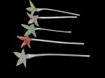 Lote contendo 5 mexedores/palitos decorativos, produzidos em vidro artístico, com terminais em formato floral policromado em delicados tons pastéis. Medindo; 47,5 cm, 45 cm, 35 cm, 37 cm e 44 cm.