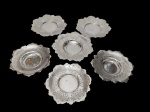 Lote contendo 6 salvas, produzidas em metal espessurado a prata, com bordas recortadas e vazadas em decoração floral. Medidas: 18 x 3 cm e 19 x 3 cm.