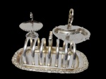 Lote contendo 3 peças diversas, produzidas em metal espessurado a prata, sendo 1 cachepot, 1 pequena jardineira com alça e 1 porta-torradas. Medidas: 10 x 9 x 9,5 cm / 15 x 14 x 10 cm / 22 x 10 x 10 cm.