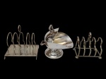 Lote contendo 3 peças diversas, produzidas em metal espessurado a prata, sendo 2 porta-torradas e 1 açucareiro. Medidas: 13 x 13 x 9 cm / 10 x 9 x 7 cm / 13 x 12 x 8 cm.