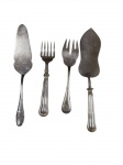 Lote contendo 4 peças para servir, de materiais e marcas variadas, sendo 2 espátulas para bolo/torta e 2 garfos de servir, com cabos de acabamento clássico em metal. Medidas: 28 cm / 22 cm / 21,5 cm / 30 cm.