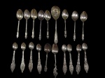Lote contendo 19 colheres para café, produzidas em metal espessurado a prata, com acabamentos e ornamentos variados nos cabos, apresentando diferentes estilos decorativos. Medidas: 14,5 cm.