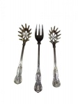 Lote contendo 3 talheres para servir, produzidos em metal espessurado a prata, sendo 2 colheres para salada e 1 garfo de servir, com cabos ricamente ornamentados em relevo. Medidas: 27 cm / 32,5 cm.