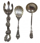 Lote contendo 3 talheres para servir, produzidos em metal espessurado a prata, sendo 1 garfo de servir, 1 colher concha em formato de concha e 1 concha para molhos, com cabos ricamente ornamentados em relevo. Medidas: 24 cm / 19,8 cm / 20 cm.