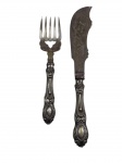 Lote contendo 2 talheres para servir, sendo 1 garfo de servir e 1 faca para peixe, produzidos em metal espessurado a prata, com cabos ricamente ornamentados em relevo. Medidas: 32,5 cm e 24 cm.