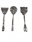 Lote contendo 3 talheres para servir, produzidos em metal espessurado a prata, com bojos vazados e cabos trabalhados em desenho orgânico. Medidas: 17 x 5,5 cm, 18 x 5 cm e 18 x 5,5 cm.