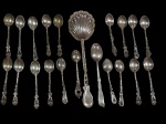 Conjunto de colheres para café, produzidas em metal espessurado a prata, com cabos em padrões variados e detalhes ornamentais em relevo, incluindo 1 colher de servir em formato concha. Medida da maior peça: 20 cm.