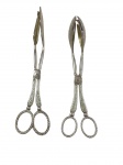 Dois talheres para servir, produzidos em metal espessurado a prata, sendo 1 garfo de servir e 1 colher de servir, com hastes em desenho orgânico e bojos decorados em relevo. Medidas: 22 cm e 21,5 cm.