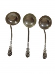 Conjunto de 3 conchas para molho, produzidas em metal espessurado a prata, com cabos ornamentados em relevo floral. Medidas: 20 cm cada.
