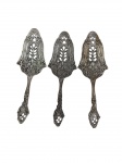 Conjunto de 3 espátulas para servir, produzidas em metal espessurado a prata, com pás vazadas e ricamente decoradas em relevo com motivos florais e arabescos. Medidas: 22,5 cm cada.
