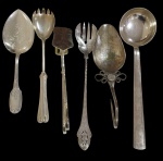 Lote contendo 6 peças grandes para servir, produzidas em metal espessurado a prata, incluindo uma concha e uma colher da marca Christofle, com diferentes modelos e acabamentos ornamentais. Medidas: 26,5 cm / 33 cm / 28,4 cm / 26 cm / 30 cm / 24,5 cm.